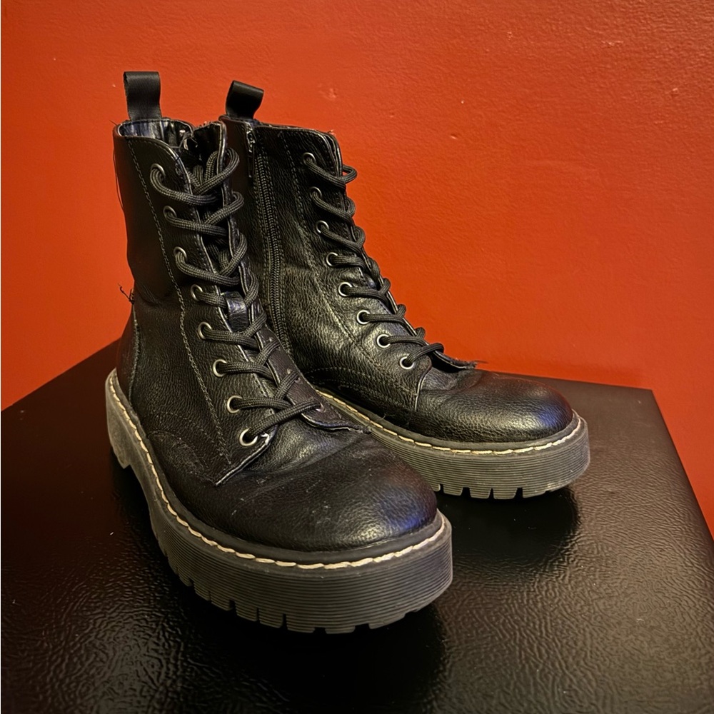 [8W/7M] Black Faux-Leather Zipper Boots